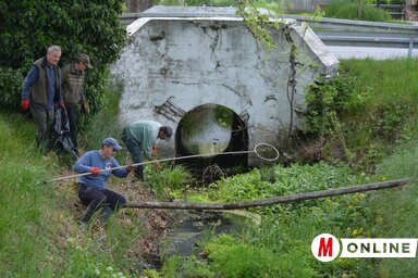 Megtisztult a falut átszelő patak további szakasza is (Majláth Béla felvétele)