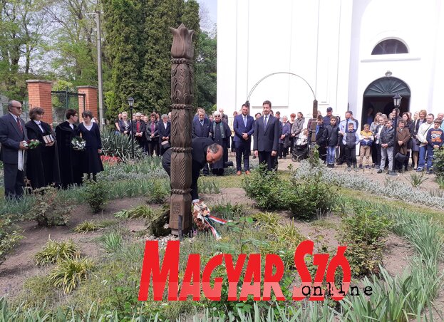 Kopjafa-koszorúzás a templomkertben (Fotó: Kazinczy Paszterkó Diana) Kopjafa-koszorúzás a templomkertben (Fotó: Kazinczy Paszterkó Diana)