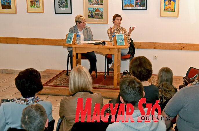 Csábi Éva és Győrffy Kinga a könyvbemutatón (Fotó: Gergely Árpád) Csábi Éva és Győrffy Kinga a könyvbemutatón (Fotó: Gergely Árpád)