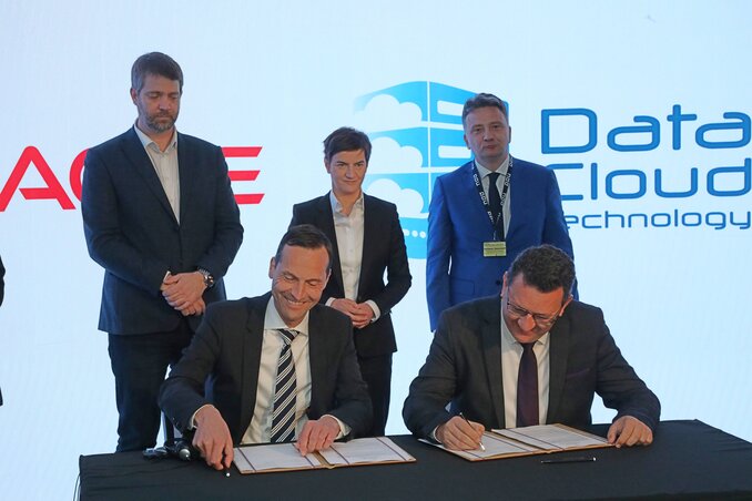 Kenneth Johansen és Danilo Savić írta alá a kereskedelmi szerződést Kragujevacon, a szerb kormány és az Oracle tisztségviselőinek jelenlétében (Fotó: Beta)