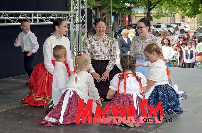 A Tiszagyöngye Művelődési Egyesület legifjabb szakcsoportja, a Gyöngyök nyitotta meg a néptánctalálkozót (Gergely Árpád felvétele)