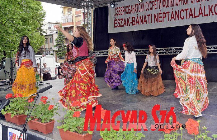 A Romano Loš néptánccsoport hagyományos roma tánccal állt először a színpadra (Gergely Árpád felvétele)