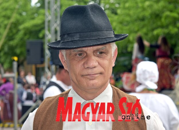 Kátai Tibor, Padkaporos Táncegyüttes Naprózsa csoportjának vezetője (Gergely Árpád felvétele) Kátai Tibor, Padkaporos Táncegyüttes Naprózsa csoportjának vezetője (Gergely Árpád felvétele)