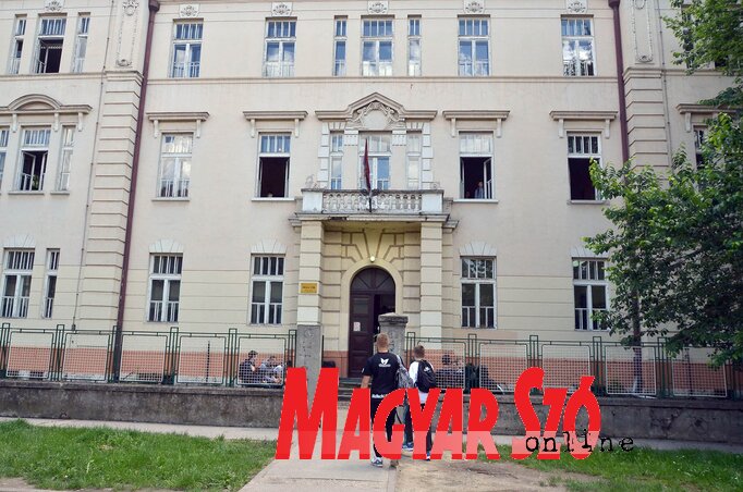 A Mihajlo Pupin Villamossági Középiskola (Fotó: Ótos András és Dávid Csilla felvételei) A Mihajlo Pupin Villamossági Középiskola (Fotó: Ótos András és Dávid Csilla felvételei)