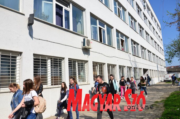 Az Április 7-e Egészségügyi Iskola (Fotó: Ótos András és Dávid Csilla felvételei) Az Április 7-e Egészségügyi Iskola (Fotó: Ótos András és Dávid Csilla felvételei)