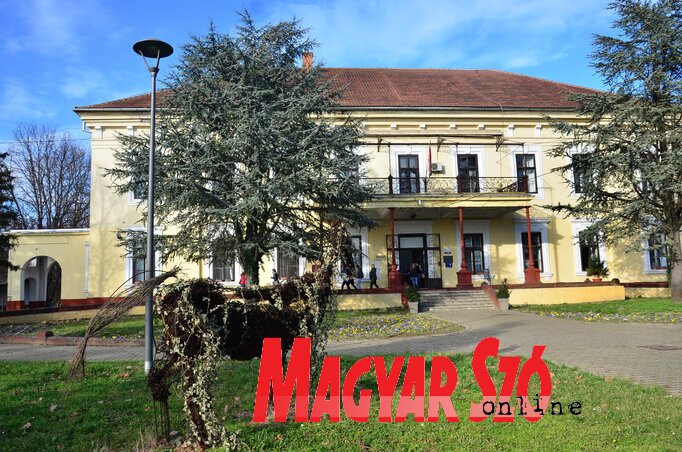 A Futaki Mezőgazdasági Iskola és Kollégium Hadik András gróf egykori birtokán fekszik, diákjai ingyenesen vizsgázhatnak traktorra. Ez a B katégóriás engedély megszerzésénél jelent nagy anyagi könnyítést (Fotó: Ótos András és Dávid Csilla felvételei) A Futaki Mezőgazdasági Iskola és Kollégium Hadik András gróf egykori birtokán fekszik, diákjai ingyenesen vizsgázhatnak traktorra. Ez a B katégóriás engedély megszerzésénél jelent nagy anyagi könnyítést (Fotó: Ótos András és Dávid Csilla felvételei)