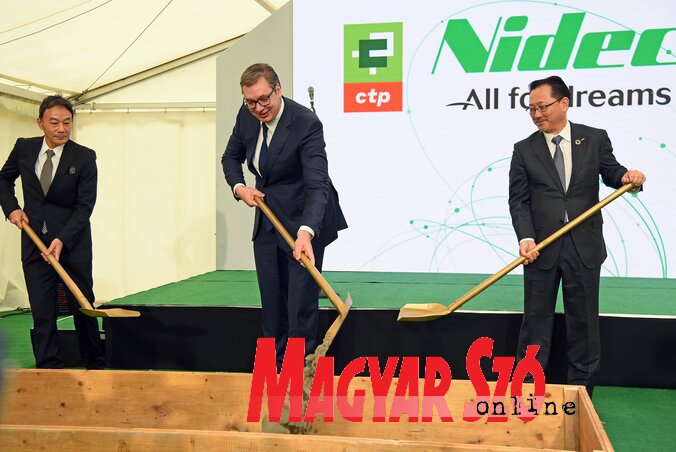 A Nidec cég hamarosan Újvidéken üzemelteti a Nidec Machinery vállalatát is. A fotó tavaly decemberben készült, amikor Aleksandar Vučić elnök és a japán cég küldöttsége az Észak 4 ipari övezetben, a Kátyi út mellett elhelyezték a villanymotorgyár alapkövét