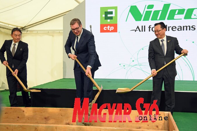 A Nidec cég hamarosan Újvidéken üzemelteti a Nidec Machinery vállalatát is. A fotó tavaly decemberben készült, amikor Aleksandar Vučić elnök és a japán cég küldöttsége az Észak 4 ipari övezetben, a Kátyi út mellett elhelyezték a villanymotorgyár alapkövét A Nidec cég hamarosan Újvidéken üzemelteti a Nidec Machinery vállalatát is. A fotó tavaly decemberben készült, amikor Aleksandar Vučić elnök és a japán cég küldöttsége az Észak 4 ipari övezetben, a Kátyi út mellett elhelyezték a villanymotorgyár alapkövét