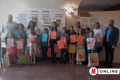 Az Anyai melegség című rajzpályázat díjazottjai és a 3+ Nagycsaládosok Egyesületének elnökségi tagjai a községi önkormányzat képviselőivel (Kazinczy Paszterkó Diana felvétele)