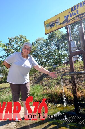 Grísza Mária a gyógyvízforrás mellett, amely láthatóan mindenkié, de igazán senkié (Fotó: Dávid Csilla)