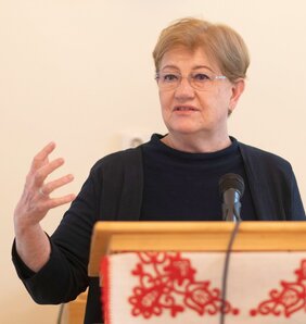 Szatm�rn�meti, 2022. m�jus 13.
Szili Katalin minisztereln�ki megb�zott besz�det mond a Dsida-P�sk�ndi-Jakabffy Napok alkalm�b�l tartott irodalmi tan�cskoz�son Szatm�rn�metiben, a L�ncos-templom K�lvin K�zpontj�ban 2022. m�jus 13-�n. Szili Katalin elmondt
