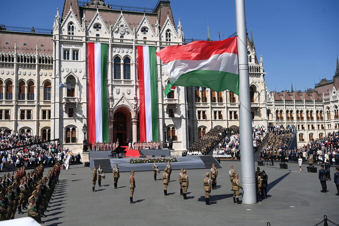 Felvonják a nemzeti lobogót Novák Katalin beiktatási ünnepségén (Fotó: MTI)