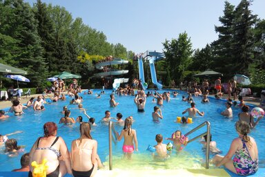 A csúszdás medencébe őszre termálvíz kerül és ballonnal fedik le (illusztráció) (Fotó: Csincsik Zsolt)