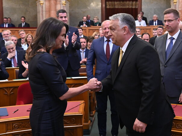 Novák Katalin köztársasági elnök gratulál Orbán Viktornak (Fotó: MTI)