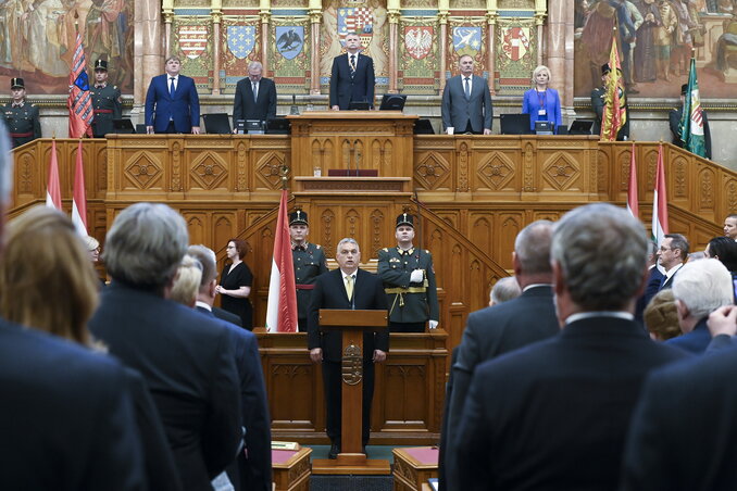 Orbán Viktor leteszi a miniszterelnöki esküt (Fotó: Beta/AP/MTI)