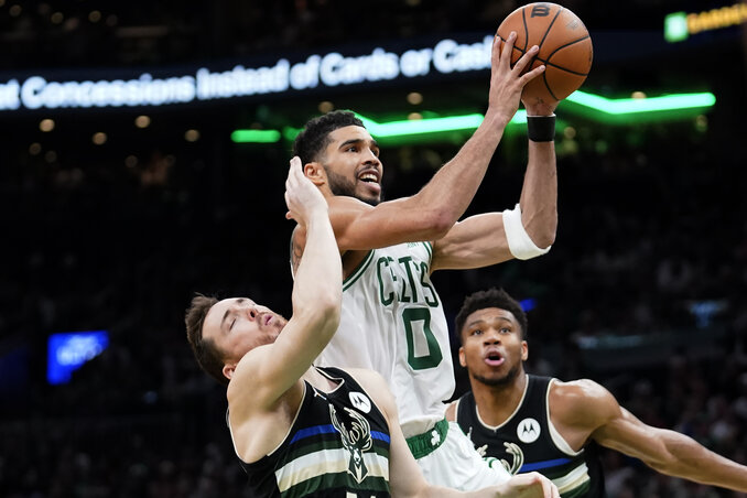 Antetokounmpóék csak az első negyedben tudták féken tartani Tatum és társai támadását (Fotó: Beta/AP)