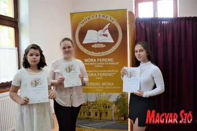 A szenttamási fellépők (balról jobbra): Gál Emese, Balázs Luca és Bakos Dorina (Fotó: Paraczky László)