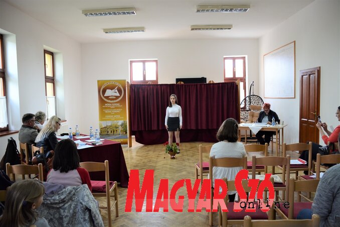 A szenttamási Bakos Dorina Nemes Nagy Ágnes A fiú című versét szavalta (Fotó: Paraczky László) A szenttamási Bakos Dorina Nemes Nagy Ágnes A fiú című versét szavalta (Fotó: Paraczky László)