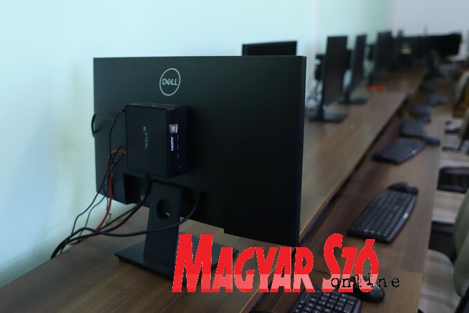 Korszerű, kis helyen elférő számítógépeket kapott az iskola (Fotó: Lakatos János felvétele)
