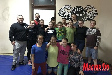 A csoportkép a jelenleg használt termükben készült (a szerző felvétele)