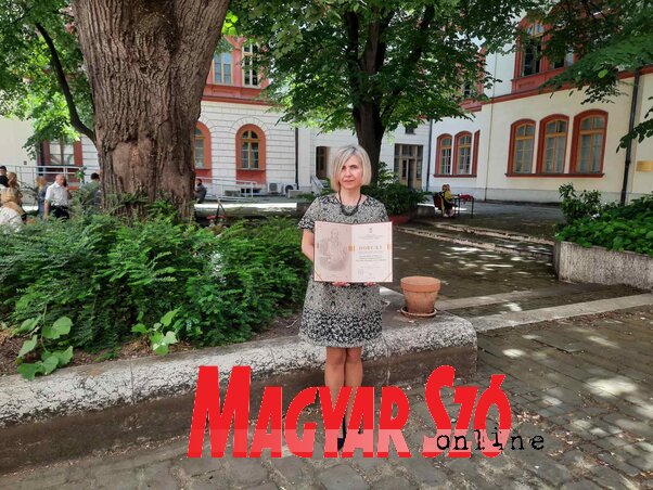 Grubanov Martinek Emília a Dositej Obradović Oklevéllel (Fotó: Gergely Árpád) Grubanov Martinek Emília a Dositej Obradović Oklevéllel (Fotó: Gergely Árpád)