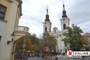 Karlócán a mai napig elevenen él a kuglófkészítés hagyománya, a városka központjában felállított vásárszerűség pultjain minden hétvégén árulják ezt a finomságot (Fotó: Ótos András felvétele)