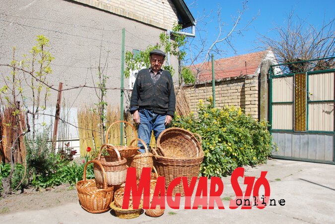 Sándor büszkén mutatta meg az általa készített szebbnél szebb darabokat (Fotó: Horváth Attila) Sándor büszkén mutatta meg az általa készített szebbnél szebb darabokat (Fotó: Horváth Attila)