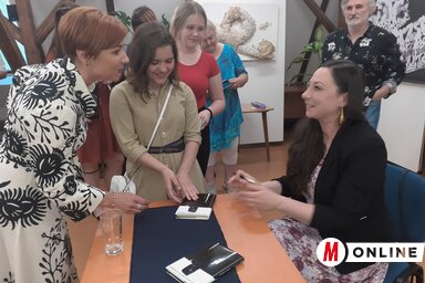 Terék Anna Háttal a napnak című könyvét meg lehetett vásárolni a helyszínen (Kazinczy Paszterkó Diana felvétele)