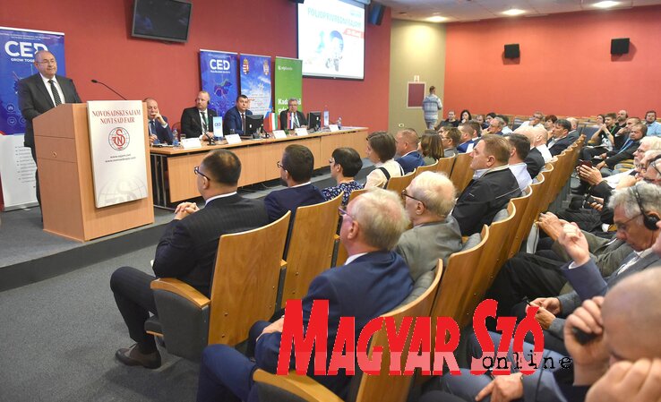 Pásztor: A vajdasági magyar gazdák követik a korszerűsítéseket (Ótos András felvétele) Pásztor: A vajdasági magyar gazdák követik a korszerűsítéseket (Ótos András felvétele)