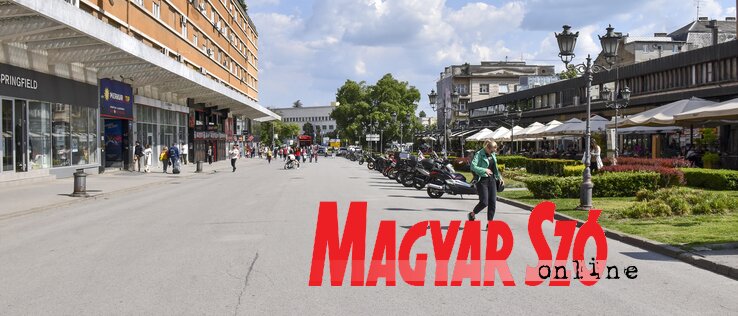 Hétfőn a forgalomkorlátozás még nem volt látható, de ma már le van zárva a belváros (Fotó: Ótos András felvétele) Hétfőn a forgalomkorlátozás még nem volt látható, de ma már le van zárva a belváros (Fotó: Ótos András felvétele)