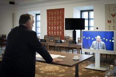 Budapest, 2022. m�jus 23.
A Minisztereln�ki Sajt�iroda �ltal k�zreadott k�pen Orb�n Viktor minisztereln�k vide�konferencia keret�ben t�rgyal Charles Michellel, az Eur�pai Tan�cs eln�k�vel a m�jus 30-31-i rendk�v�li uni�s cs�cs el�k�sz�t�sek�nt a Karmelit