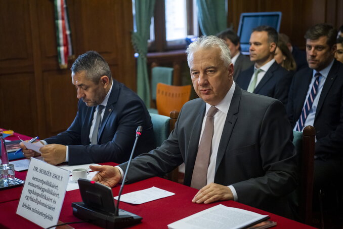 Semjén Zsolt nemzetpolitikáért felelős miniszterelnök-helyettes meghallgatása az Országgyűlés nemzeti összetartozás bizottságának ülésén május 18-án (Fotó: MTI)