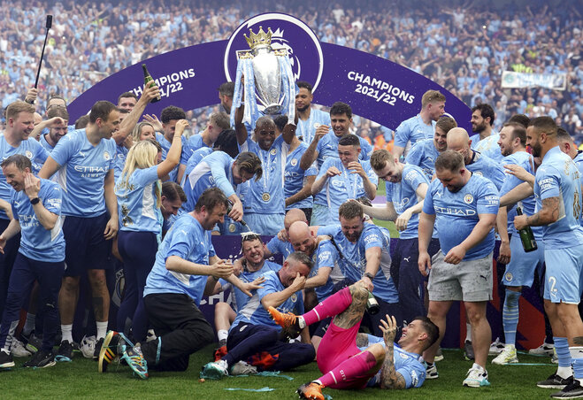 A City játékosai már a trófea átadásánál elkezdték az ünneplést… (Fotó: Beta/AP)