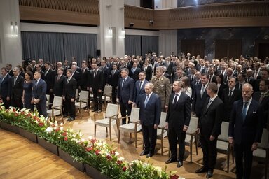 Budapest, 2022. m�jus 25.
A Minisztereln�ki Sajt�iroda �ltal k�zreadott k�pen az �j �llamtitk�rok kinevez�si okiratainak �tad�sa a Karmelita kolostorban 2022. m�jus 25-�n. Az els� sorban Palkovics L�szl� technol�giai �s ipari miniszter, L�z�r J�nos �p�t�