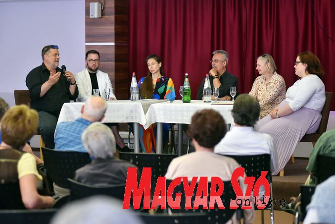 Urbán András, Bálint Csaba, Vitkay Kucsera Ágota, Bakos Árpád, Lovas Ildikó és Lukács Lilla a kerekasztal-beszélgetésen (Fotó: Molnár Edvárd) Urbán András, Bálint Csaba, Vitkay Kucsera Ágota, Bakos Árpád, Lovas Ildikó és Lukács Lilla a kerekasztal-beszélgetésen (Fotó: Molnár Edvárd)