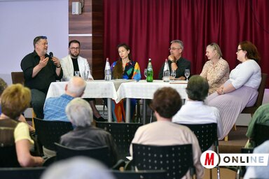 Urbán András, Bálint Csaba, Vitkay Kucsera Ágota, Bakos Árpád, Lovas Ildikó és Lukács Lilla a kerekasztal-beszélgetésen (Fotó: Molnár Edvárd)
