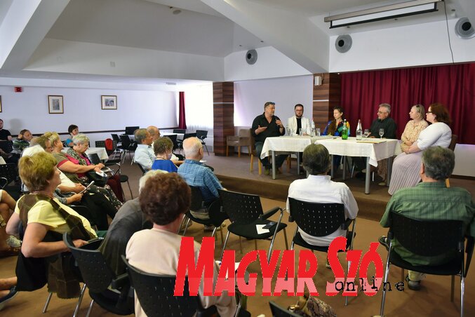 A kerekasztal-beszélgetés részvevői (Fotó: Molnár Edvárd) A kerekasztal-beszélgetés részvevői (Fotó: Molnár Edvárd)