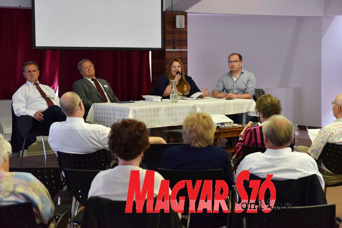 Zajlik a konferencia (Molnár Edvárd felvétele) Zajlik a konferencia (Molnár Edvárd felvétele)
