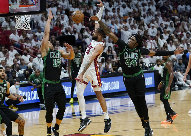 Bostoni légvédelem: Robert Williams blokkolja Caleb Martint (Fotó: Beta/AP)