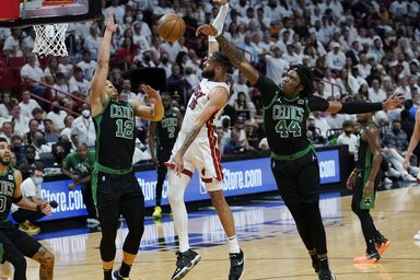 Bostoni légvédelem: Robert Williams blokkolja Caleb Martint (Fotó: Beta/AP)