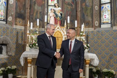 Beszterceb�nya, 2022. m�jus 26.
J�n Lunter, a Beszterceb�nya Megyei �nkorm�nyzat eln�ke (b) �s Pot�pi �rp�d J�nos, a Minisztereln�ks�g nemzetpolitik��rt felel�s �llamtitk�ra a 14. sz�zadi Szent Erzs�bet-templom meg�jult Szent Anna-k�poln�j�nak �nnep�lyes