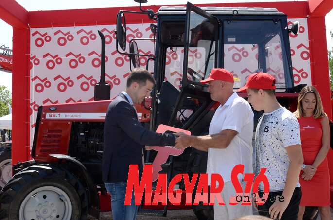 Aleksandar Švonja, az Agropanonka képviseletében átadja a Belarus traktort új tulajdonosának  (Fotó: Dávid Csilla)