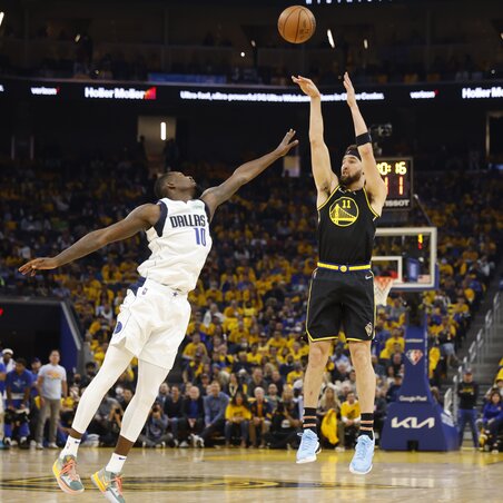 Klay Thompson nyolc triplát süllyesztett el a Dallas gyűrűjében (Fotó: Beta/AP)