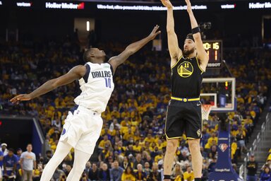 Klay Thompson nyolc triplát süllyesztett el a Dallas gyűrűjében (Fotó: Beta/AP)