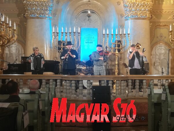 A Budapest Klezmer Band a szabadkai Zsinagógában (Fotó: Lukács Melinda) A Budapest Klezmer Band a szabadkai Zsinagógában (Fotó: Lukács Melinda)