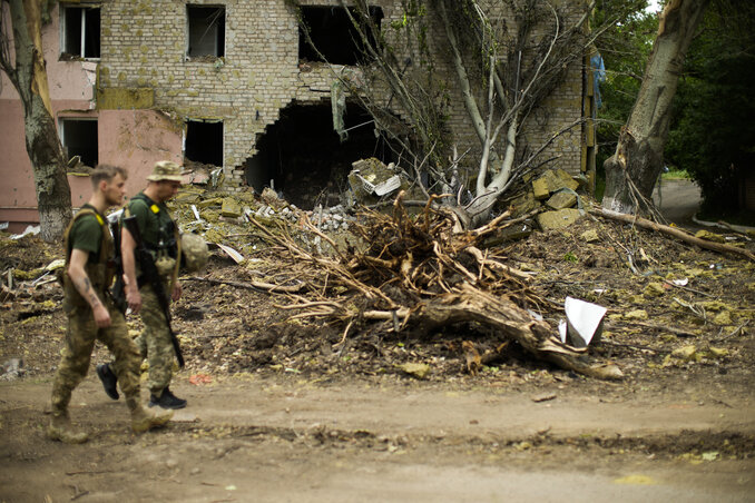 Ukrán katonák Bahmutban (Fotó: Beta/AP)