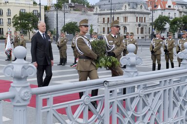 Szalay-Bobrovniczky Kristóf koszorúz a magyar hősök emlékkövénél (Fotó: MTI)