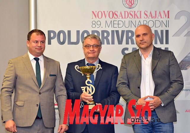A vásár különdíját Csáki Mihály, a CED újvidéki irodájának vezetője vette át (Fotó: Ótos András) A vásár különdíját Csáki Mihály, a CED újvidéki irodájának vezetője vette át (Fotó: Ótos András)
