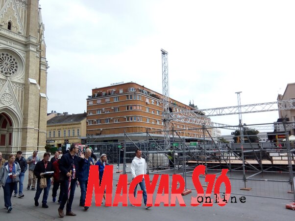 A Szabadság téren színpadot építenek, lelátókkal, emiatt is kerítéseket állítottak fel, megközelíthetetlenné téve a tér nagyobb részét (Fotó: Szeli Balázs felvétele) A Szabadság téren színpadot építenek, lelátókkal, emiatt is kerítéseket állítottak fel, megközelíthetetlenné téve a tér nagyobb részét (Fotó: Szeli Balázs felvétele)