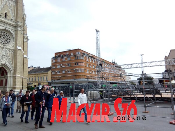 A Szabadság téren színpadot építenek, lelátókkal, emiatt is kerítéseket állítottak fel, megközelíthetetlenné téve a tér nagyobb részét (Fotó: Szeli Balázs felvétele)